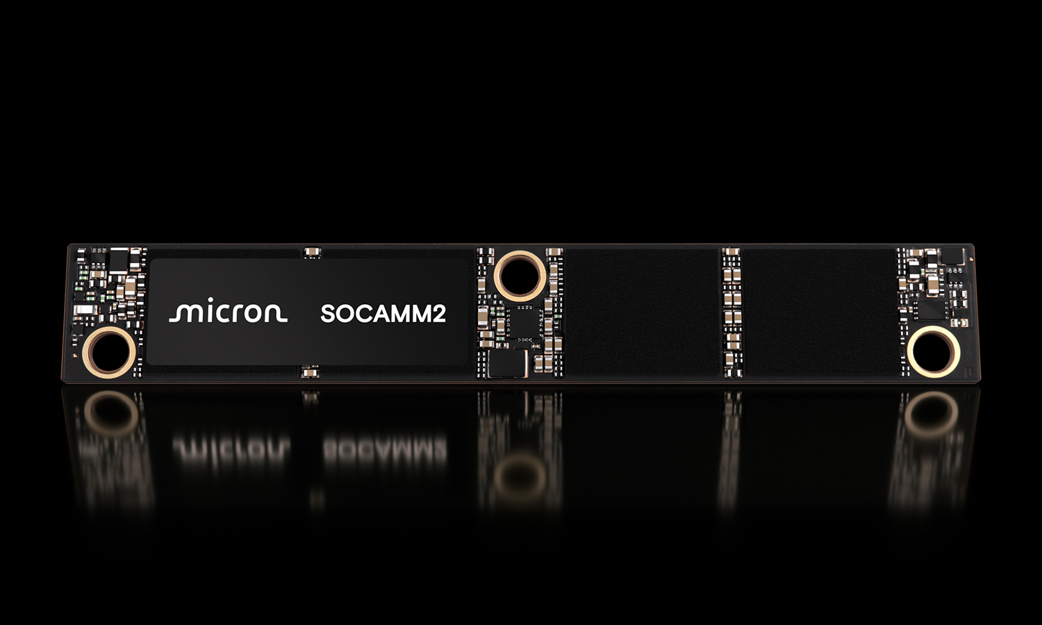 Micron SOCAMM2 記憶體模組官方產品照，黑色背景，模組正面特寫，可見金手指與晶片排列